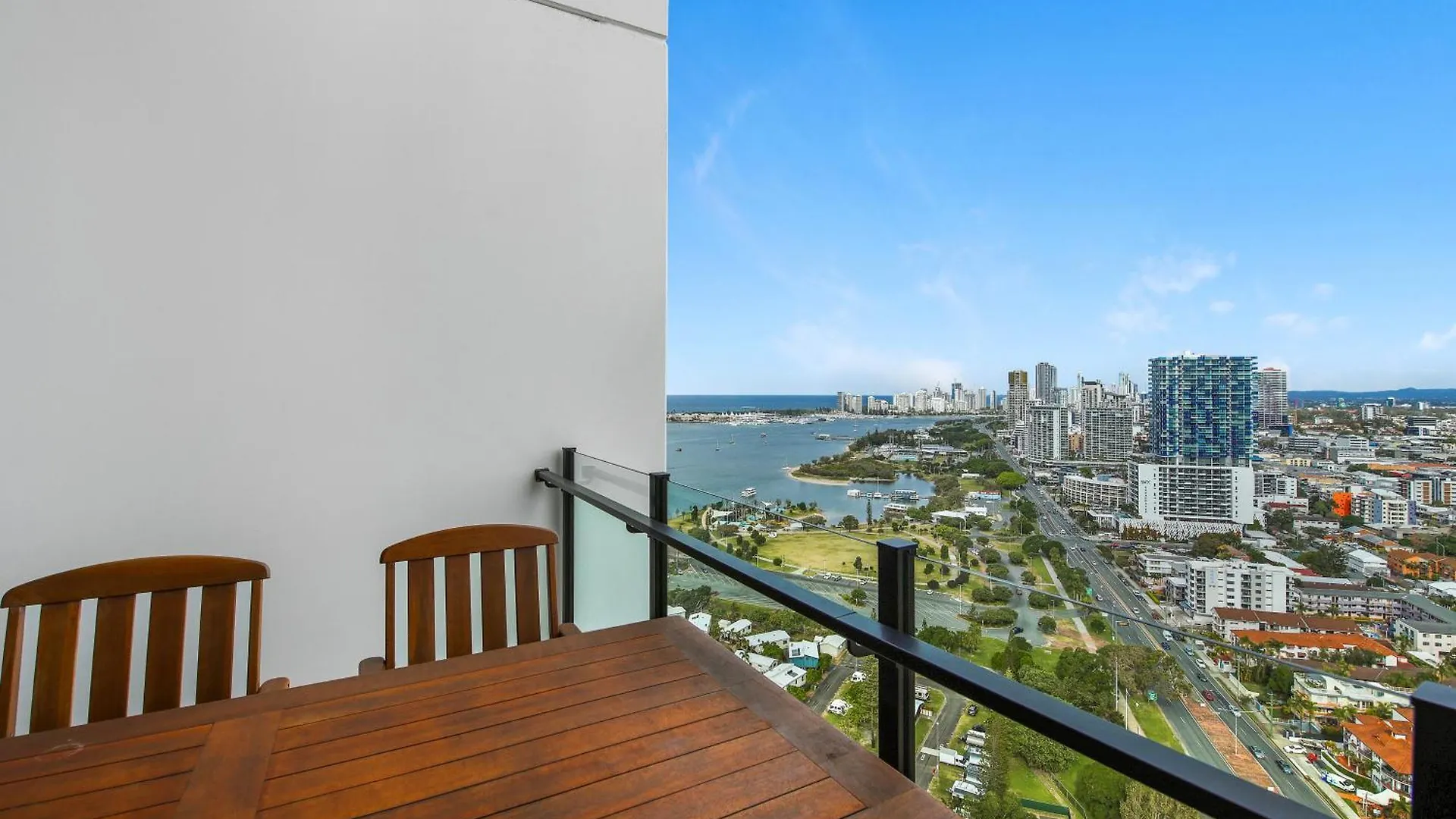 Skyline Showdown - Views, Games & Vibes Gold Coast Daire