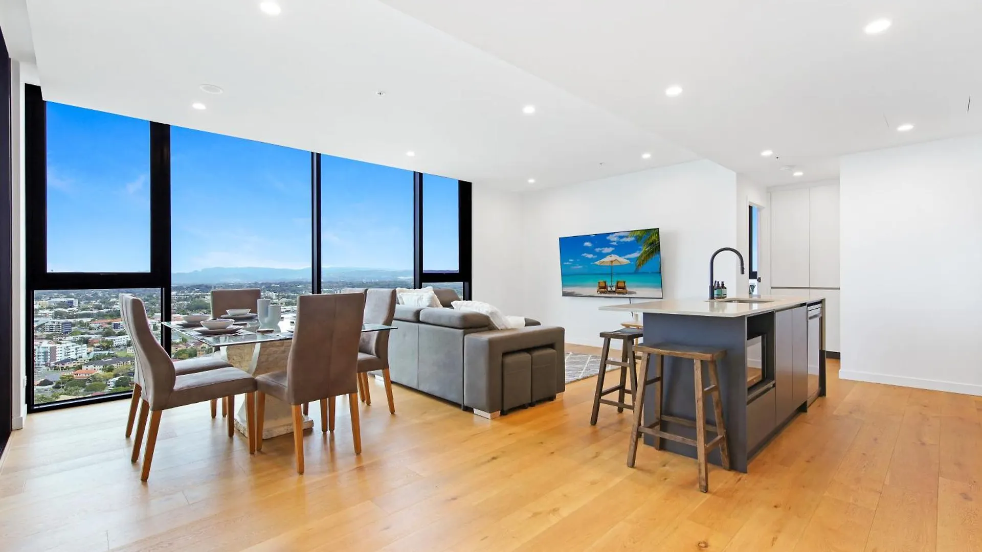 Daire Skyline Showdown - Views, Games & Vibes Gold Coast Avustralya