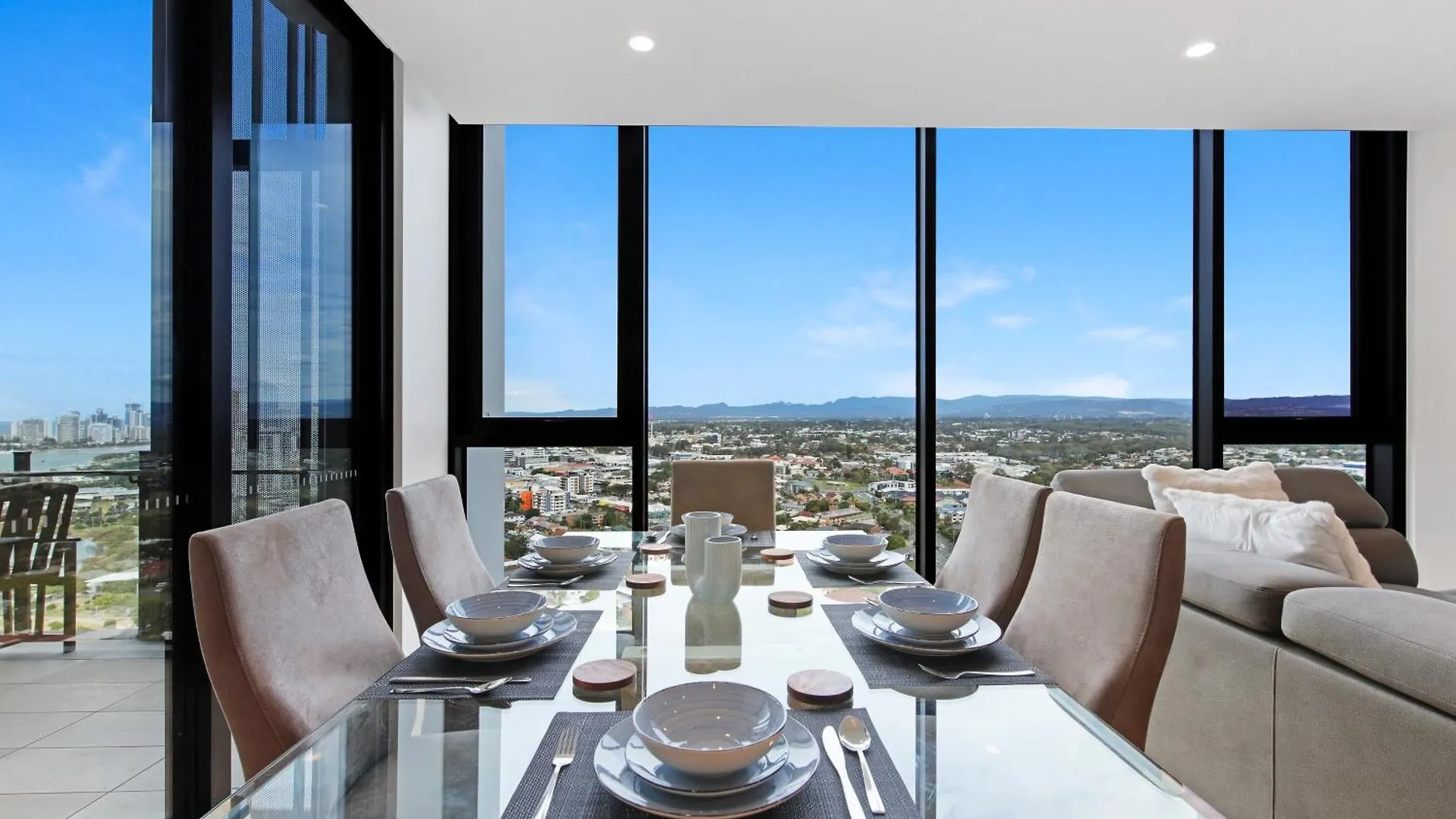 Daire Skyline Showdown - Views, Games & Vibes Gold Coast Avustralya