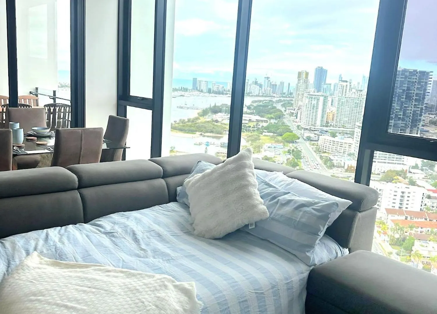 Daire Skyline Showdown - Views, Games & Vibes Gold Coast